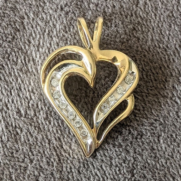 10K solid gold diamond heart pendant - Picture 3 of 12
